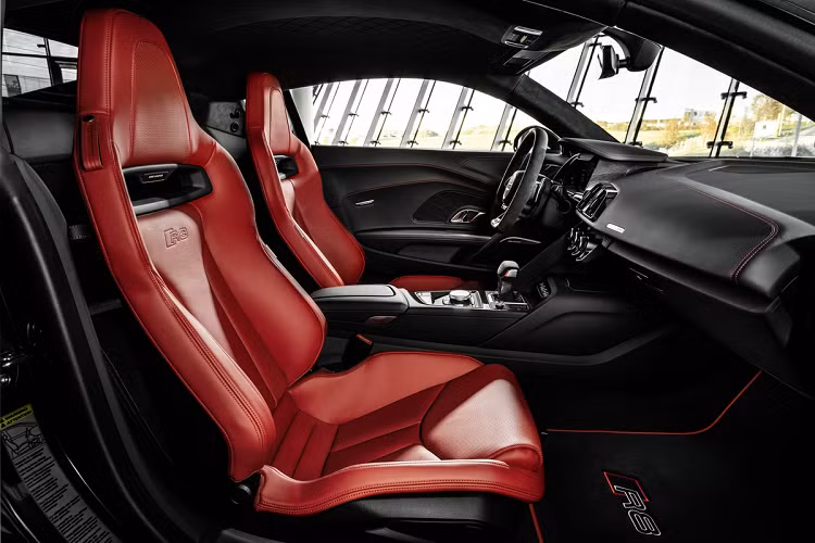 Các chi tiết nâng cấp đáng chú ý ở nội thất bao gồm các chi tiết trang trí làm từ vật liệu carbon, bệ bước xe tích hợp đèn chiếu sáng, nội thất bọc da màu đen với đường chỉ khâu màu đỏ, ghế lái thể thao bằng da Nappa màu đỏ, cần số và hộc để đồ bọc da Alcantara, thảm trải sàn khâu thủ công... Vô-lăng D-cut cũng được bọc da Alcantara và bổ sung điểm nhấn màu đỏ ở vị trí 12 giờ.