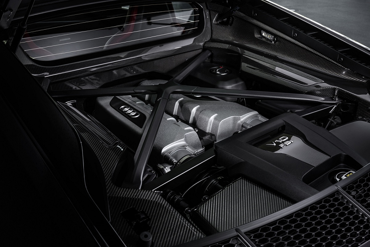 Phiên bản Audi R8 RWD thế hệ mới có động cơ V10 5.2L hút khí tự nhiên, sản sinh công suất tối đa 532 mã lực và mô-men xoắn cực đại 540 Nm. Sức mạnh sẽ được truyền đến hệ dẫn động cầu sau thông qua hộp số ly hợp kép S tronic 7 cấp. Mẫu xe thể thao của Audi có khả năng tăng tốc từ 0-96 km/h trong vòng 3,6 giây, trước khi đạt đến vận tốc tối đa 323 km/h. Khoang động cơ cũng được bổ sung các chi tiết làm vật liệu carbon giúp giảm khối lượng của xe.