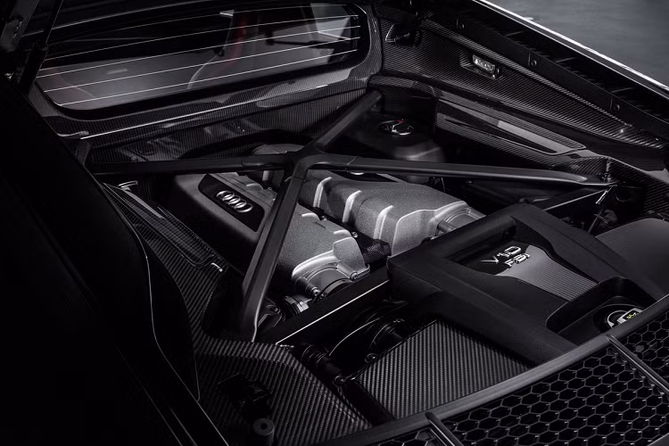 Phiên bản Audi R8 RWD thế hệ mới có động cơ V10 5.2L hút khí tự nhiên, sản sinh công suất tối đa 532 mã lực và mô-men xoắn cực đại 540 Nm. Sức mạnh sẽ được truyền đến hệ dẫn động cầu sau thông qua hộp số ly hợp kép S tronic 7 cấp. Mẫu xe thể thao của Audi có khả năng tăng tốc từ 0-96 km/h trong vòng 3,6 giây, trước khi đạt đến vận tốc tối đa 323 km/h. Khoang động cơ cũng được bổ sung các chi tiết làm vật liệu carbon giúp giảm khối lượng của xe.