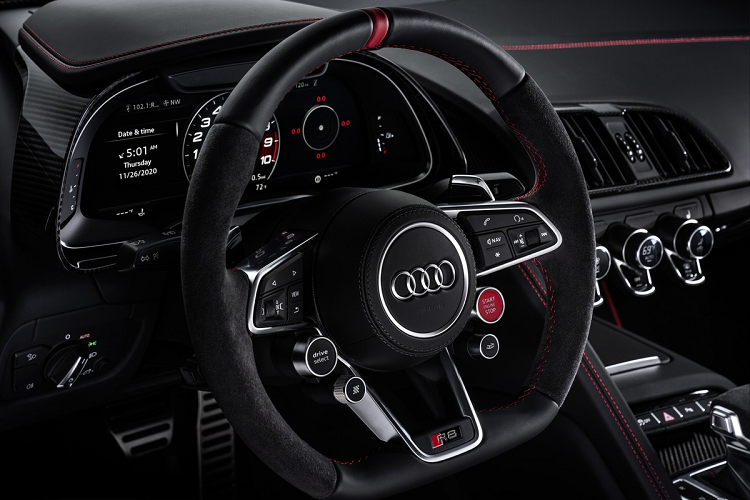 Những trang bị tiện nghi trên phiên bản Panther có thể kể đến như hộp chứa điện thoại và giao diện kết nối điện thoại thông minh Audi, hệ thống thông tin giải trí MMI tích hợp dẫn đường, hệ thống âm thanh Bang &amp; Olufsen 13 loa công suất 550 watt...