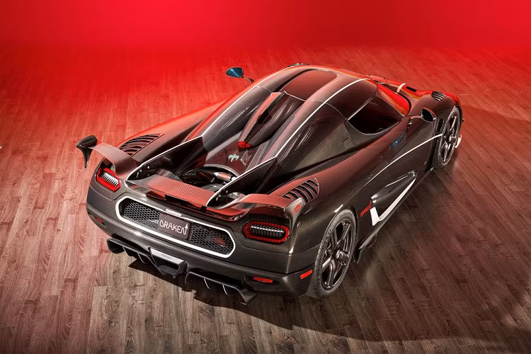 Phiên bản Draken từng rao bán cách đây khoảng một năm với mức giá không được công bố. Sau hơn 1 năm, xe chỉ di chuyển thêm khoảng 383 km, đạt mốc 3.088 km. Theo một số nguồn tin không chính thức, mức giá xe Koenigsegg Agera RS Draken này là khoảng hơn 2 triệu USD (khoảng gần 50 tỷ đồng).