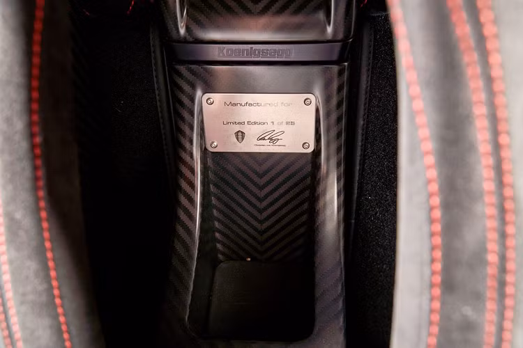 Đặc biệt, trên xe còn xuất hiện bảng kim loại đánh dấu đây là phiên bản đặc biệt với dòng chữ “Manufactured for Limited Edition 1 of 25” cùng chữ ký của người sáng lập hãng xe, ông Christian von Koenigsegg.