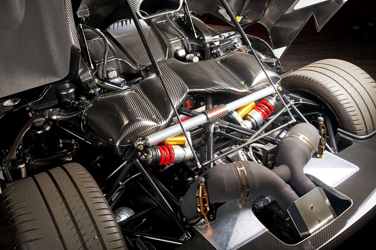 Khi vận hành ở vận tốc 250 km/h, Agera RS sản sinh lực ép xuống mặt đường lên đến 450 kg. Agera RS phiên bản tiêu chuẩn được trang bị khối động cơ V8 dung tích 5.0L, sản sinh công suất 1.176 mã lực và mô-men xoắn 1.280 Nm khi sử dụng nhiên liệu tiêu chuẩn.