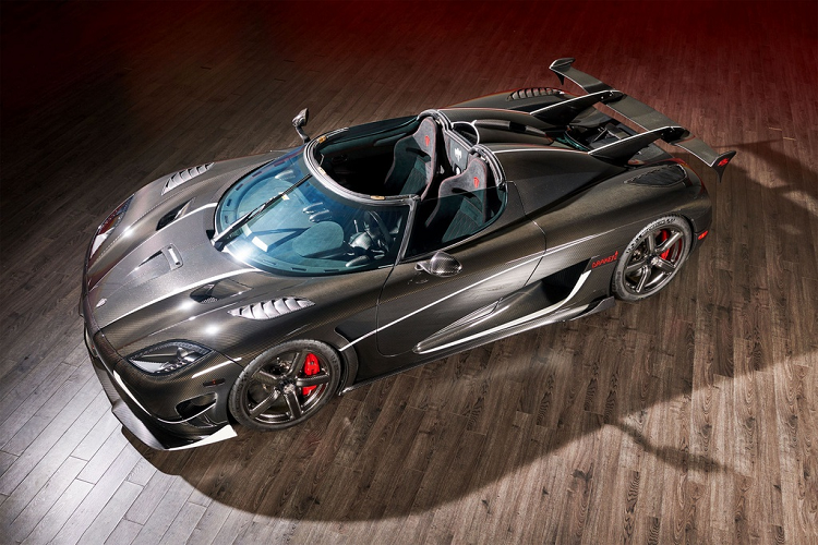 Lần đầu tiên xuất hiện tại triển lãm Geneva Motor Show 2015, Agera RS là phiên bản hiệu suất cao của dòng siêu xe Koenigsegg Agera R. Chiếc xe chia sẻ nhiều công nghệ chung với các siêu phẩm One:1, Agera R và Agera S. Koenigsegg chấm dứt dây chuyền sản xuất Agera RS vào ngày 4/4/2018.