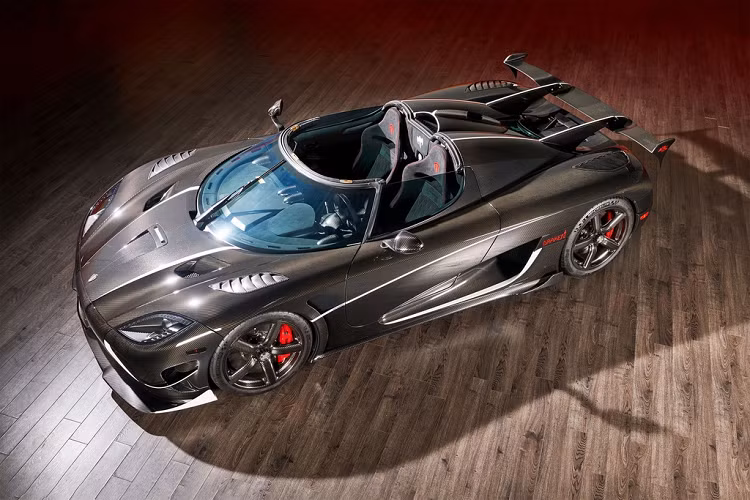 Lần đầu tiên xuất hiện tại triển lãm Geneva Motor Show 2015, Agera RS là phiên bản hiệu suất cao của dòng siêu xe Koenigsegg Agera R. Chiếc xe chia sẻ nhiều công nghệ chung với các siêu phẩm One:1, Agera R và Agera S. Koenigsegg chấm dứt dây chuyền sản xuất Agera RS vào ngày 4/4/2018.