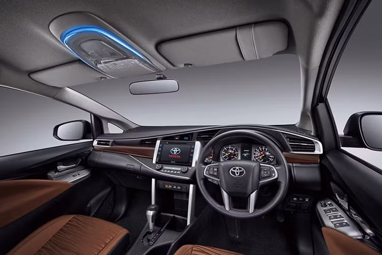 Chưa hết, Toyota Innova TRD Sportivo còn có hệ thống thông tin giải trí với màn hình cảm ứng 8 inch, đi kèm tính năng điều khiển bằng cử chỉ. Đặc biệt, hãng Toyota đã tích hợp tính năng lọc không khí mới vào hệ thống điều hòa của Innova TRD Sportivo.