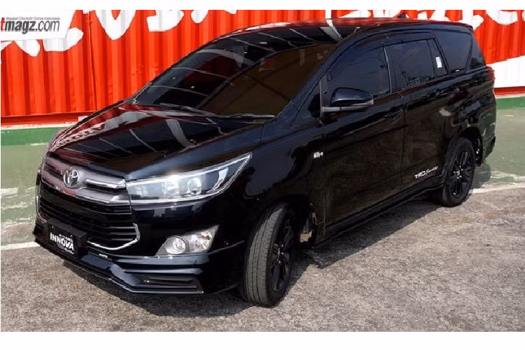 Dù có thiết kế bên ngoài thể thao hơn nhưng xe vẫn dùng động cơ như bản thường. Cụ thể, xe được trang bị động cơ diesel 4 xi-lanh, tăng áp, dung tích 2,4 lít, sản sinh công suất tối đa 149 mã lực và mô-men xoắn cực đại 360 Nm. Sức mạnh được truyền tới bánh thông qua hộp số sàn 5 cấp hoặc tự động 6 cấp. Giá xe Toyota Innova TRD Sportivo chưa được công bố, nó sẽ chính thức trình làng tại thị trường Indonesia vào cuối năm nay.