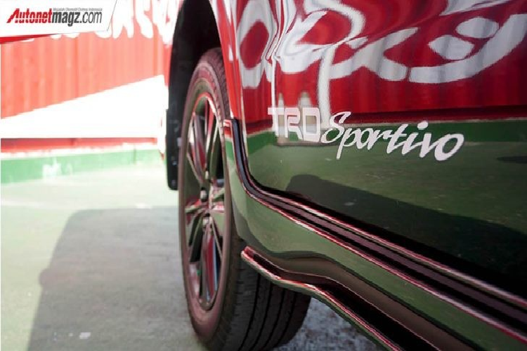 Ngoài ra, Toyota Innova phiên bản thể thao còn có logo "TRD Sportivo" trên cửa cốp và tem trên cửa sau. Thêm vào đó là bộ vành hợp kim 17 inch màu đen mới với thiết kế 5 chấu. Điều thú vị là Toyota chỉ trang bị gói phụ kiện TRD Sportivo trên Innova bản G và bản V tại thị trường Indonesia. Nhờ đó, khách hàng có thể tậu Toyota Innova TRD Sportivo với đủ mọi trang bị sang trọng của bản V cao cấp như mặt táp-lô ốp gỗ, điều hòa tự động và hệ thống đèn viền LED bên trong nội thất.
