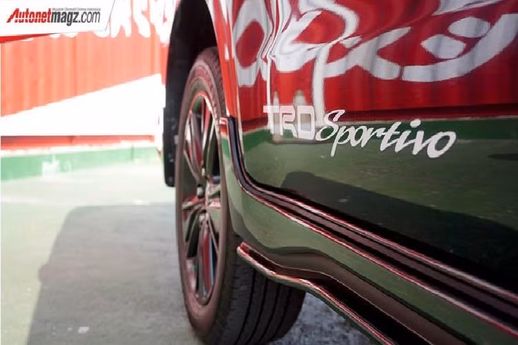 Ngoài ra, Toyota Innova phiên bản thể thao còn có logo "TRD Sportivo" trên cửa cốp và tem trên cửa sau. Thêm vào đó là bộ vành hợp kim 17 inch màu đen mới với thiết kế 5 chấu. Điều thú vị là Toyota chỉ trang bị gói phụ kiện TRD Sportivo trên Innova bản G và bản V tại thị trường Indonesia. Nhờ đó, khách hàng có thể tậu Toyota Innova TRD Sportivo với đủ mọi trang bị sang trọng của bản V cao cấp như mặt táp-lô ốp gỗ, điều hòa tự động và hệ thống đèn viền LED bên trong nội thất.