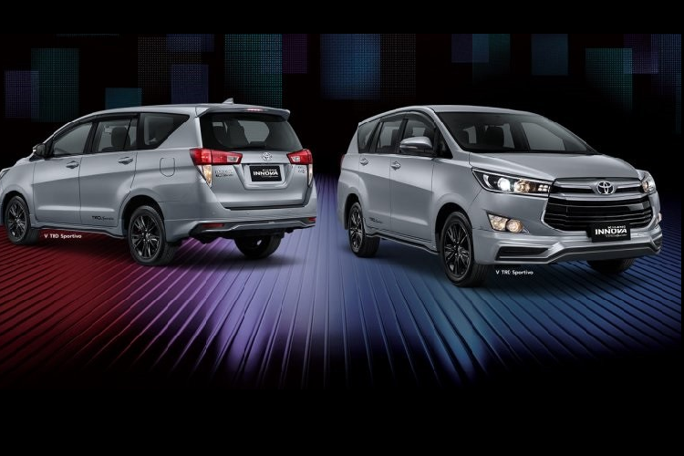 Ở phiên bản Toyota Innova TRD Sportivo mới, xe được bổ sung gói phụ kiện ngoại thất theo phong cách thể thao, bao gồm cánh gió trước, thanh ba-bô-lê bên sườn và cản sau mở rộng. Những phụ kiện này đều được sơn trùng màu thân xe.