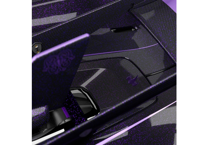 Bên trong Koenigsegg Jesko Hydra là không gian nội thất màu đen với những điểm nhấn màu tím tương phản. Từ viền ghế, chỉ khâu, biểu tượng Hydra thêu trên tựa đầu ghế đến vô lăng đều có màu tím. Hiện chưa rõ siêu xe độc nhất vô nhị này có được thay đổi ở động cơ hay không.