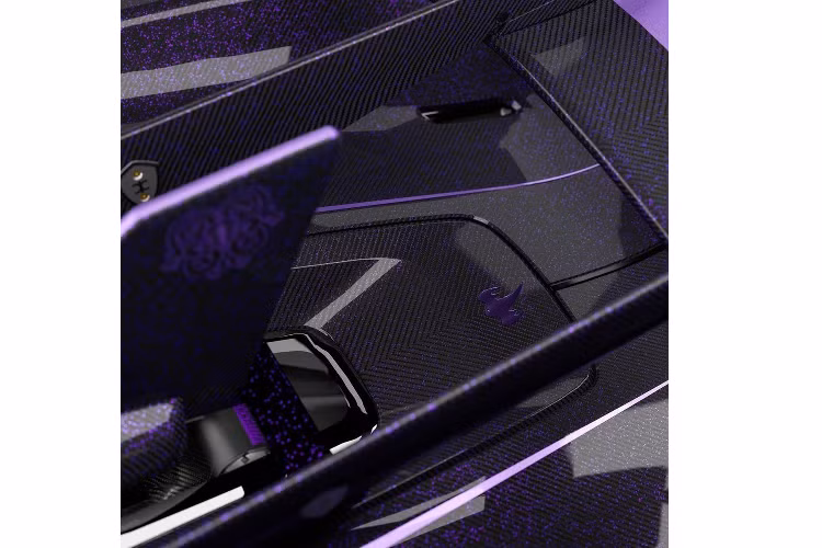 Bên trong Koenigsegg Jesko Hydra là không gian nội thất màu đen với những điểm nhấn màu tím tương phản. Từ viền ghế, chỉ khâu, biểu tượng Hydra thêu trên tựa đầu ghế đến vô lăng đều có màu tím. Hiện chưa rõ siêu xe độc nhất vô nhị này có được thay đổi ở động cơ hay không.