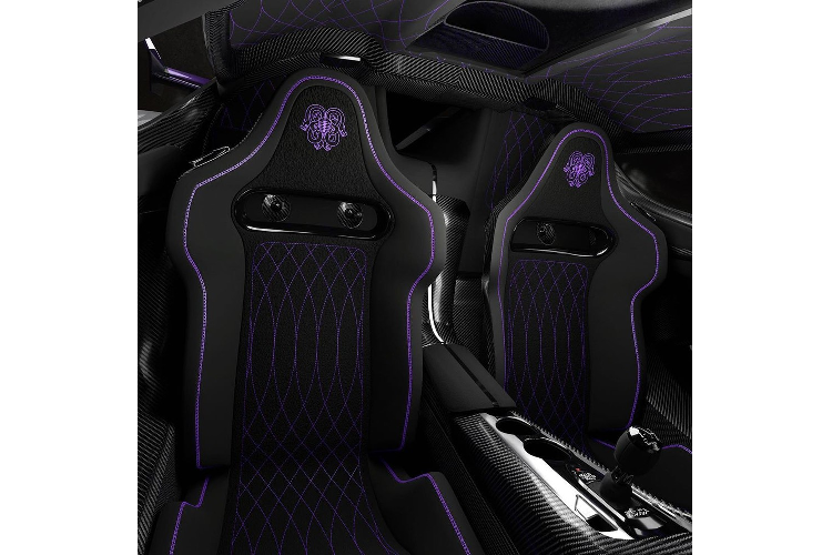 Sức mạnh được truyền tới bánh thông qua hộp số 7 ly hợp 9 cấp có tên Light Speed Transmission. Đây là hộp số do chính hãng Koenigsegg tự thiết kế và phát triển đồng thời không có bánh răng đồng bộ truyền thống. Thiết kế này giúp người lái chuyển số với tốc độ "nhanh như chớp". Dự kiến, siêu xe có một không hai này mới sẽ được xuất xưởng vào năm 2022. Giá xe Koenigsegg Jesko Hydra vẫn còn là bí mật, vị doanh nhân trẻ người Mỹ còn sở hữu một số xe "xịn" khác trong garage như Mercedes-Benz G-Class, Lamborghini Huracan và McLaren 720S.