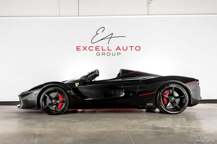 Giá xe Ferrari LaFerrari Aperta được rao bán tới 4,6 triệu USD này sở hữu lớp sơn đen bóng Nero Daytona với toàn bộ thân xe được bao phủ bằng những đường chỉ đỏ ấn tượng, tạo nên một ngoại thất khá thể thao.