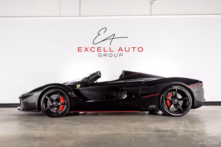 Giá xe Ferrari LaFerrari Aperta được rao bán tới 4,6 triệu USD này sở hữu lớp sơn đen bóng Nero Daytona với toàn bộ thân xe được bao phủ bằng những đường chỉ đỏ ấn tượng, tạo nên một ngoại thất khá thể thao.