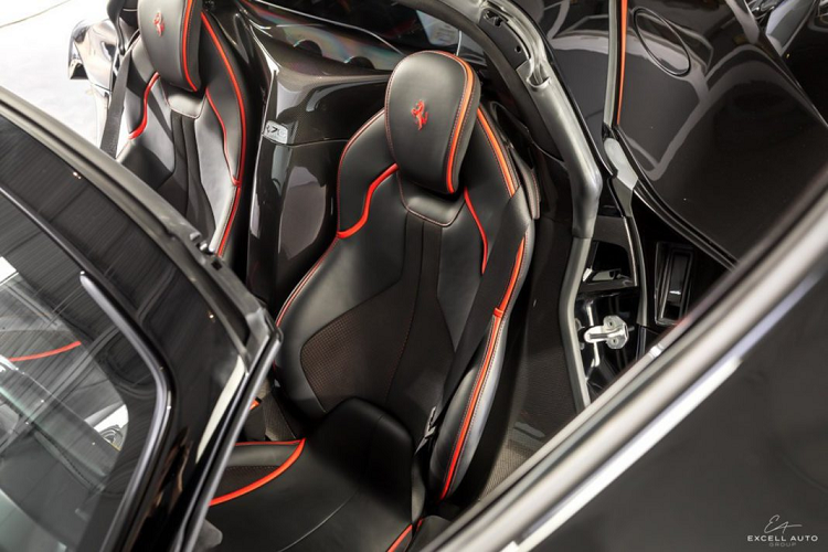 Để giảm thiểu “cân nặng” cho LaFerrari Aperta, các kĩ sư tại Ferrari đã trang bị cho mẫu hypercar này với phần khung xe được làm hoàn toàn từ sợi carbon siêu nhẹ. Ngoại thất của LaFerrari Aperta gây ấn tượng mạnh mẽ nhờ những đường nét thiết kế đầy quyến rũ đậm chất Ferrari, đầu xe vuốt nhọn về phía trước hình thành nên hai hốc gió lớn, bên hông là sự xuất hiện của hai khe gió cỡ lớn lấy gió làm mát cho khối động cơ V12.