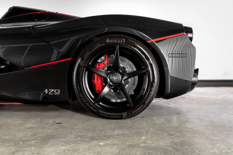 Đa phần những chiếc Ferrari lăn bánh ra khỏi nhà máy đều mang trên mình lớp sơn đỏ Rosso Corsa truyền thống hoặc lớp sơn vàng Giallo Modena trứ danh, điều này giúp cho những chiếc Ferrari giữ giá hơn sau khi chủ nhân muốn bán lại, đồng thời khiến cho những chiếc Ferrari với những lớp sơn khác trở nên độc đáo hơn.