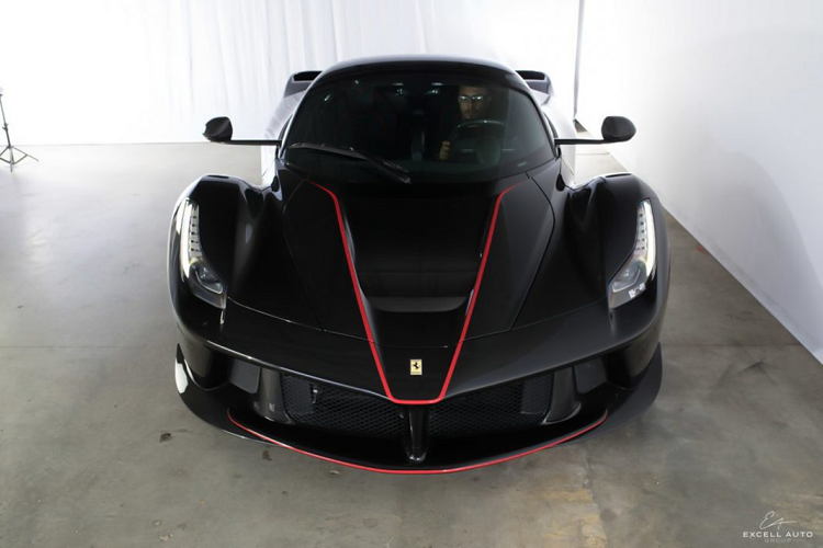 Mới đây nhất, một đại lí bán siêu xe tại Mỹ vừa chính thức rao bán chiếc siêu xe Ferrari LaFerrari Aperta của họ, đây là một trong 210 chiếc LaFerrari Aperta từng được sản xuất và có giá bán khi xuất xưởng không dưới 2,5 triệu USD.