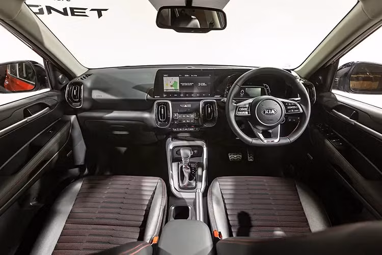 Vòng sang bên sườn, chúng ta sẽ bắt gặp hốc bánh "cơ bắp" và bộ vành hợp kim 5 chấu mang thiết kế tua-bin. Đằng sau, Kia Sonet thế hệ mới sở hữu thiết kế hiện đại với cột C màu đen bóng khiến cửa sau như ôm trọn lấy 2 góc đuôi xe. Tiếp đèn là cụm đèn hậu LED cũng có tạo hình nhịp tim bên trong và được nối với nhau bằng một dải màu đỏ giúp nhấn mạnh chiều rộng của xe.