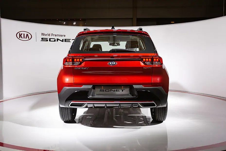 Bên dưới là lưới tản nhiệt "mũi hổ" đặc trưng của thương hiệu Kia nhưng lại chịu ảnh hưởng từ văn hóa Ấn Độ với thiết kế giống ngà voi ở hai bên mép. Nằm hai bên lưới tản nhiệt là cụm đèn pha LED với dải đèn LED định vị ban ngày độc đáo, trông như mắt mèo và thiết kế nhịp tim. Thiết kế của cản trước bên dưới cũng nổi bật không kém với những đường cắt góc cạnh, đèn sương mù LED hình viên đá và tấm ốp gầm giả ở giữa.