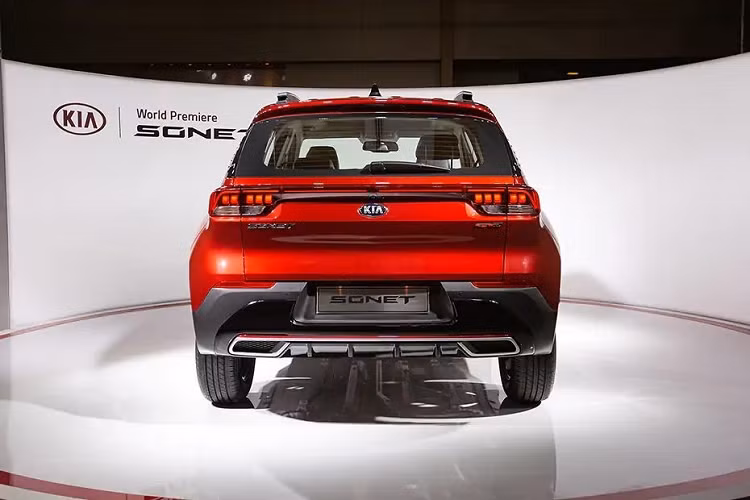 Bên dưới là lưới tản nhiệt "mũi hổ" đặc trưng của thương hiệu Kia nhưng lại chịu ảnh hưởng từ văn hóa Ấn Độ với thiết kế giống ngà voi ở hai bên mép. Nằm hai bên lưới tản nhiệt là cụm đèn pha LED với dải đèn LED định vị ban ngày độc đáo, trông như mắt mèo và thiết kế nhịp tim. Thiết kế của cản trước bên dưới cũng nổi bật không kém với những đường cắt góc cạnh, đèn sương mù LED hình viên đá và tấm ốp gầm giả ở giữa.