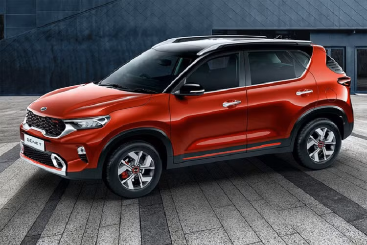 Những trang bị đáng chú ý khác của Kia Sonet tại thị trường Ấn Độ bao gồm ghế trước thoáng khí, hệ thống lọc không khí với tính năng bảo vệ khỏi vi-rút, hệ thống âm thanh Bose, đèn viền nội thất thay đổi màu theo âm thanh, cửa sổ trời, khay sạc điện thoại thông minh không dây và cửa gió điều hòa hàng ghế sau.