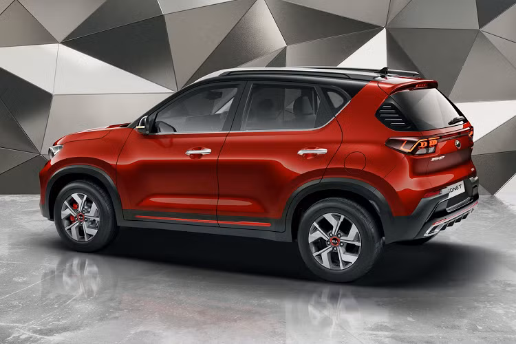 Kia Sonet tại Ấn Độ sở hữu 3 loại động cơ khác nhau. Đầu tiên là động cơ xăng hút khí tự nhiên, dung tích 1,2 lít, tạo ra công suất tối đa 82 mã lực tại tua máy 6.300 vòng/phút và mô-men xoắn cực đại 115 Nm tại tua máy 4.500 vòng/phút. Sức mạnh được truyền tới bánh thông qua hộp số sàn 5 cấp. Thứ hai là động cơ xăng tăng áp, dung tích 1.0 lít với công suất tối đa 118 mã lực tại tua máy 6.000 vòng/phút và mô-men xoắn cực đại 172 Nm tại tua máy 1.500 - 4.000 vòng/phút. Động cơ kết hợp cùng hộp số sàn iMT 6 cấp hoặc tự động ly hợp kép DCT 7 cấp.