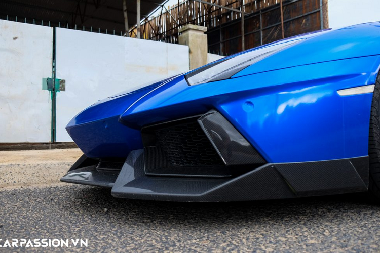 Trở lại với chiếc Lamborghini Aventador LP700-4 độ Novitec Torado trong bài viết, không chỉ được chủ nhân “lột xác” với lớp decal độc đáo, xe còn được nâng cấp bộ bodykit làm hoàn toàn từ vật liệu sợi carbon siêu nhẹ đến từ thương hiệu Novitec. Gói độ có tên là Novitec Torado này mang đến một vẻ ngoài hiếu chiến hơn cho “siêu bò” Aventador. Cản trước có sự xuất hiện của phần líp carbon, khe thoát khí trên nắp ca-pô và gương chiếu hậu được ốp vật liệu tương tự.