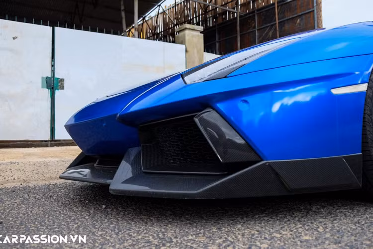 Trở lại với chiếc Lamborghini Aventador LP700-4 độ Novitec Torado trong bài viết, không chỉ được chủ nhân “lột xác” với lớp decal độc đáo, xe còn được nâng cấp bộ bodykit làm hoàn toàn từ vật liệu sợi carbon siêu nhẹ đến từ thương hiệu Novitec. Gói độ có tên là Novitec Torado này mang đến một vẻ ngoài hiếu chiến hơn cho “siêu bò” Aventador. Cản trước có sự xuất hiện của phần líp carbon, khe thoát khí trên nắp ca-pô và gương chiếu hậu được ốp vật liệu tương tự.