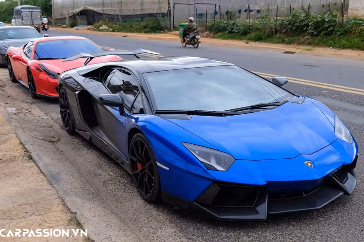 Xe sở hữu một khoang nội thất đầy ấn tượng khi sử dụng tông màu đỏ làm chủ đạo, ghế ngồi được bọc da cao cấp với logo Lamborghini được dập nổi trên tựa đầu. Vô-lăng được ốp sợi carbon, lẫy chuyển số “zin” được thay bằng lẫy carbon, bảng đồng hồ tốc độ, bảng điều khiển trung tâm, táp-pi cửa hay bệ bước chân đều được ốp sợi carbon. Lamborghini Aventador LP700-4 có 3 chế độ lái khác nhau là : Strada, Sport và Corsa.