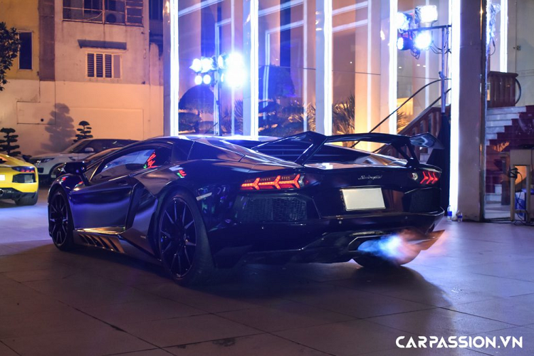 “Siêu bò” chỉ mất 2,9 giây để tăng tốc từ 0-100 km/h, trước khi đạt tốc độ tối đa 349 km/h. Tuy nhiên, sức mạnh của xe còn được gia tăng đáng kể sau khi được hiệu chỉnh ECU, kết hợp cùng hệ thống ống xả độ giúp cho công suất máy của xe đạt mức 800 mã lực. Giá xe Lamborghini Aventador LP700-4 tại Việt Nam hiện khaongr hơn 20 tỷ đồng.