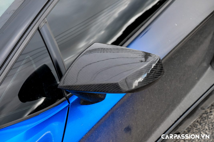 Chưa hết, gói độ đắt giá đến từ nước Đức còn bao gồm một số những chi tiết carbon khác cho phần ngoại thất như : hốc gió dẫn khí làm mát khoang máy, ốp viền hốc gió ngang thân xe và hai thanh nẹp sườn hầm hố bên hông. Không những cải thiện khả năng vận hành cho Lamborghini Aventador LP700-4 mà những sự nâng cấp của gói Novitec Torado còn mang lại một cái nhìn đậm tính khí động học cho siêu xe nước Ý.