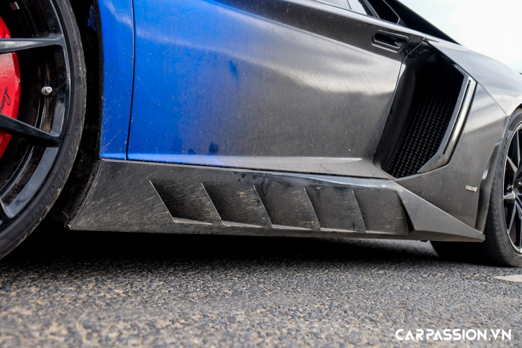 Đuôi xe hầm hố với cụm đèn hậu hình xương cá, xe được bổ sung thêm bộ khuếch tán gió carbon, ốp viền sợi carbon hai khe thoát khí ở phía sau. Cánh gió lớn có thiết kế mỏng theo hướng chúc xuống, kết hợp cùng chi tiết nguyên bản tạo thành hệ thống cánh gió kép, đem đến sự ổn định tối đa cho thân xe khi vận hành ở tốc độ cao. Nắp động cơ bằng kính cường lực thay cho nắp máy bằng nhựa tiêu chuẩn, để lộ hoàn toàn vẻ đẹp của khối động cơ V12.