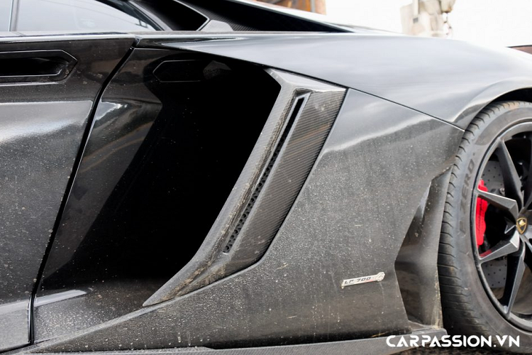 Điểm nhấn ở đuôi xe là 4 họng xả hình tròn, thực chất hệ thống ống xả nguyên bản đã được thay thế bằng ống xả Frequency Intelligent Exhaust thuộc phiên bản Volcano có cấu tạo từ vật liệu titanium, có khả năng đổi màu khi gặp phải nhiệt độ lớn.