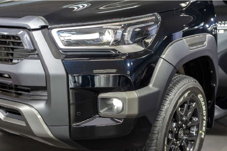 Toyota Hilux 2021 được trang bị động cơ 2.8L mới, cho phép sản sinh công suất 201 mã lực và mô men xoắn cực đại 500 Nm. Tại Úc, Hilux còn có cấu hình động cơ dầu tăng áp 2.4L và động cơ xăng 4 xy lanh 2.7L. Sức mạnh mới giúp chiếc xe tạo được lực kéo tối đa 3.500 kg (ở bản Hilux 4×4) và 2.800 kg (ở bản Hilux 4×2).