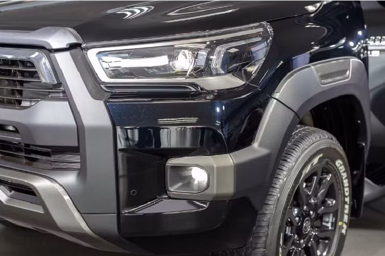Toyota Hilux 2021 được trang bị động cơ 2.8L mới, cho phép sản sinh công suất 201 mã lực và mô men xoắn cực đại 500 Nm. Tại Úc, Hilux còn có cấu hình động cơ dầu tăng áp 2.4L và động cơ xăng 4 xy lanh 2.7L. Sức mạnh mới giúp chiếc xe tạo được lực kéo tối đa 3.500 kg (ở bản Hilux 4×4) và 2.800 kg (ở bản Hilux 4×2).