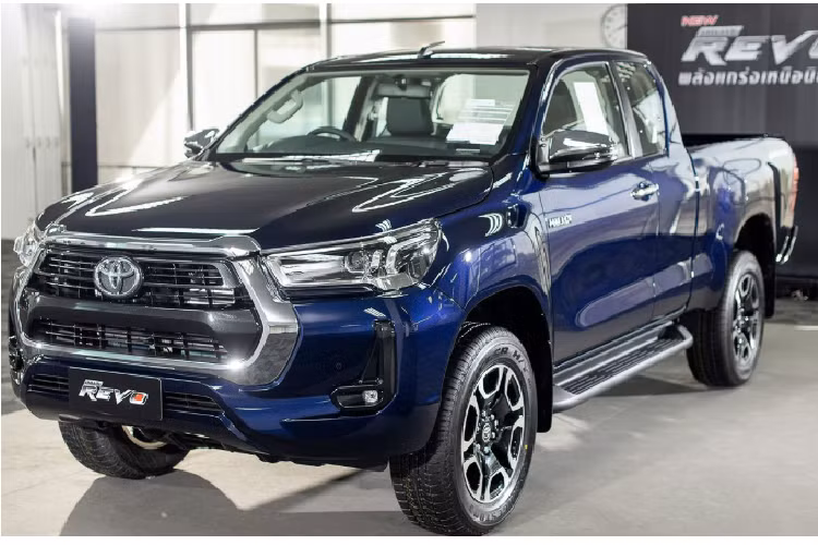 Toyota Hilux ra mắt tại thị trường Thái Lan với 4 phiên bản Tiêu chuẩn, Z-edition, Pre-runner và Rocco. Mỗi phiên bản đều sở hữu những đặc biệt riêng biệt, phù hợp với từng đối tượng khách hàng.