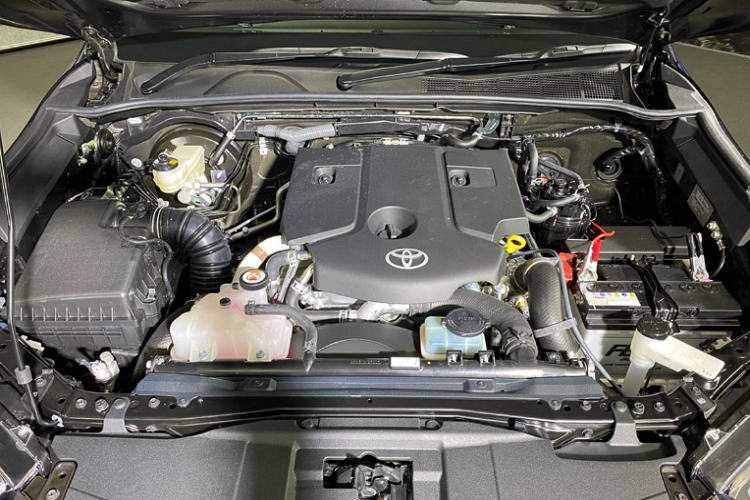 Nội thất Toyota Hilux 2021 mới thay đổi lớn nhất ở màn hình thông tin giải trí cảm ứng mới rộng 8 inch, tương thích Apple CarPlay và Android Auto. Xe cũng trang bị màn hình nhỏ ở cụm đồng hồ.