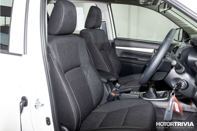 Về an toàn, Hilux facelift 2021 sẽ được trang bị gói công nghệ hỗ trợ người lái Toyota Safety Sense bao gồm các tính năng nổi bật như hỗ trợ tiền va chạm Pre-Collision System kết hợp phanh khẩn cấp tự động có khả năng phát hiện người đi bộ, hệ thống kiểm soát hành trình thích ứng Dynamic Radar Cruise Control, hệ thống cảnh báo chệch làn đường Lane Departure Alert và nhận biết biển báo giao thông.