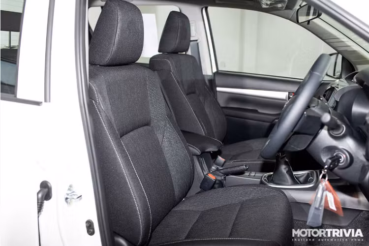 Về an toàn, Hilux facelift 2021 sẽ được trang bị gói công nghệ hỗ trợ người lái Toyota Safety Sense bao gồm các tính năng nổi bật như hỗ trợ tiền va chạm Pre-Collision System kết hợp phanh khẩn cấp tự động có khả năng phát hiện người đi bộ, hệ thống kiểm soát hành trình thích ứng Dynamic Radar Cruise Control, hệ thống cảnh báo chệch làn đường Lane Departure Alert và nhận biết biển báo giao thông.