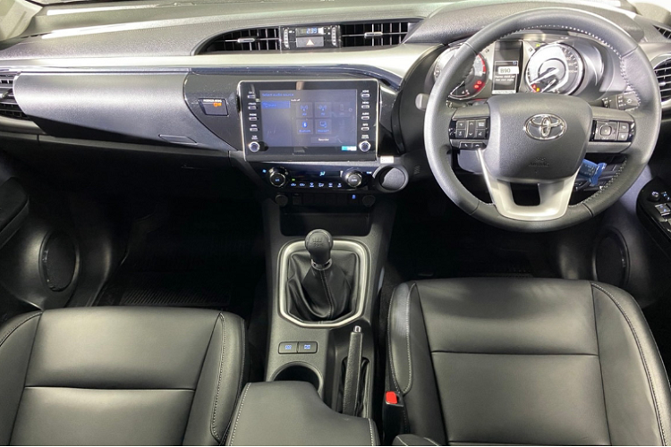 Hệ đèn pha cũng xe cũng thay đổi đồ họa so với mẫu Hilux cũ kết hợp kiểu LED chạy ban ngày mới. Trong khi đó, cản trước được điều chỉnh, xuất hiện các khe hút gió mới ở cạnh đèn sương mù dạng boomerang. Đèn hậu xe cũng mỏng và hiện đại hơn.