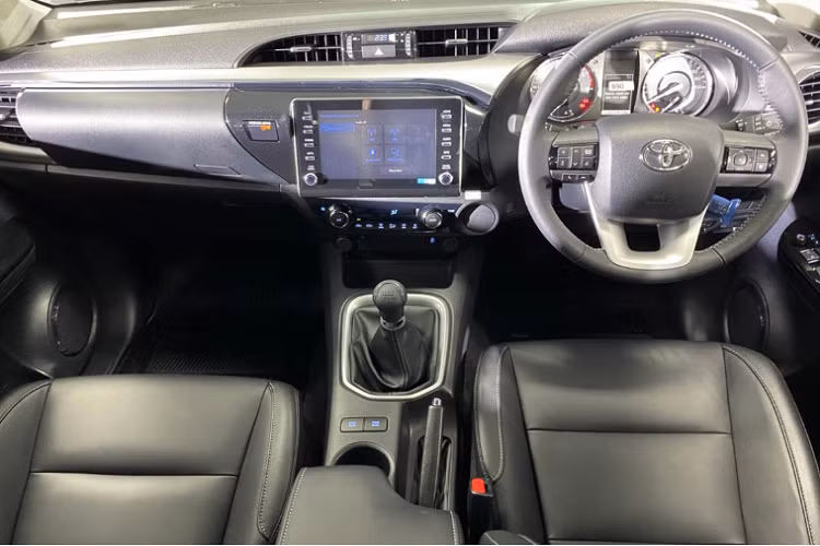 Hệ đèn pha cũng xe cũng thay đổi đồ họa so với mẫu Hilux cũ kết hợp kiểu LED chạy ban ngày mới. Trong khi đó, cản trước được điều chỉnh, xuất hiện các khe hút gió mới ở cạnh đèn sương mù dạng boomerang. Đèn hậu xe cũng mỏng và hiện đại hơn.