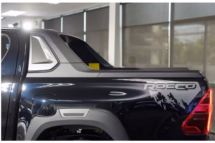 Hilux được nâng cấp hệ thống treo Super Flex Suspension, giúp chiếc xe đỡ xóc, lái êm hơn, nhưng vẫn đảm bảo khả năng off-road tốt.