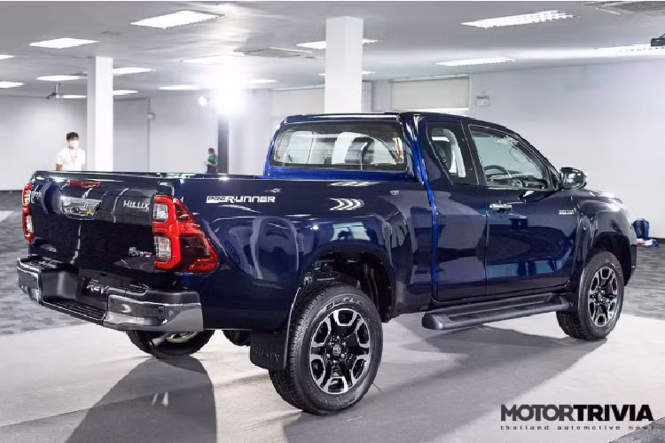 Ở bản Revo Rocco (cạnh tranh với Ford Ranger Raptor), xe sở hữu ngoại hình cơ bắp, hầm hố. Phiên bản này xe còn được trang bị thêm phần ốp vòm bánh xe đen, nối liền từ đèn sương mù vuông, cản trước thể thao, phụ kiện sau thùng xe. Đi cùng là bộ lốp Dunlop White Letters All Terrain (AT) . Xe sử dụng đèn pha Bi-Beam kết hợp đèn LED chạy ban ngày và đèn hậu LED.