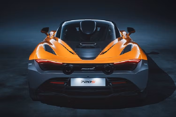 Trang bị tiêu chuẩn bao gồm nắp ca-pô có khe hút gió, hốc bánh làm từ sợi carbon, bộ mâm 5 chấu LM... 720S Le Mans được trang bị động cơ 4.0L, tăng áp kép, sản sinh công suất 709 mã lực tại 7.500 vòng/phút và mô-men xoắn cực đại 770 Nm tại 5.500 vòng/phút.