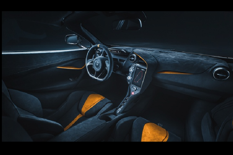 Bên trong xe được trang bị tiêu chuẩn dây đai an toàn 6 điểm đi kèm với ghế đua bằng sợi carbon. Khách hàng có thể thêm phí để có thêm gói nội thất carbon, lẫy chuyển số mở rộng cùng nhiều tính năng khác.