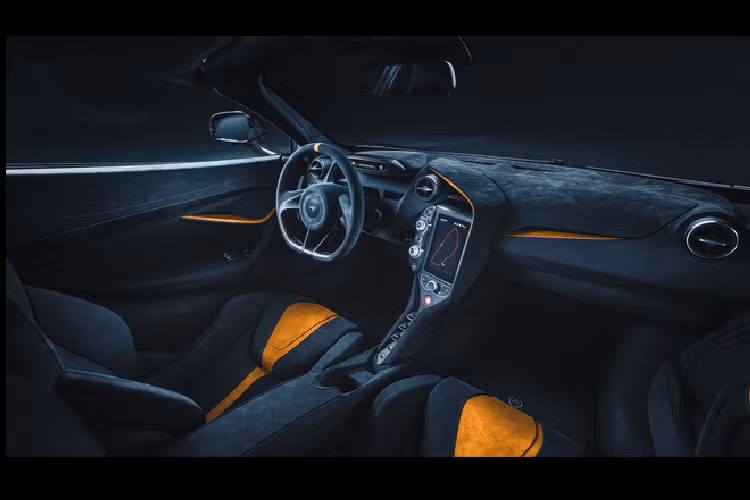 Bên trong xe được trang bị tiêu chuẩn dây đai an toàn 6 điểm đi kèm với ghế đua bằng sợi carbon. Khách hàng có thể thêm phí để có thêm gói nội thất carbon, lẫy chuyển số mở rộng cùng nhiều tính năng khác.