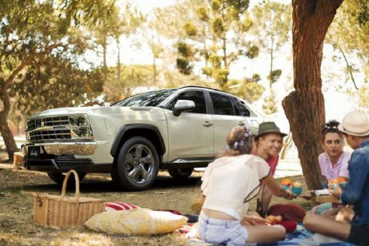 Quay trở lại với thiết kế bên ngoài - phần được quan tâm nhất, đầu xe của RAV4 đã được thay thế bằng phần đầu xe lấy cảm hứng từ K5 Blazer, với lưới tản nhiệt crôm lớn cùng cặp đèn pha hình chữ nhật kiểu xếp chồng.