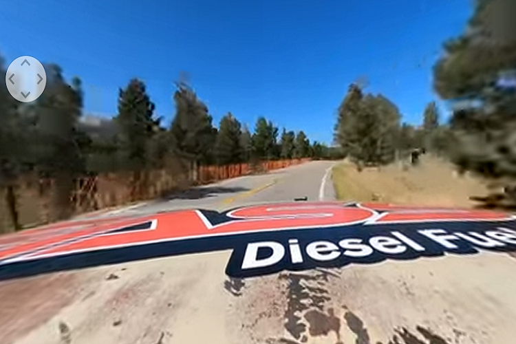 Thú vị hơn nữa, mặc dù có mang biệt danh “smokey” (bốc khói”, chiếc bán tải già nua lại không hề nhả ra những đám khói đen xì gây ô nhiễm. Đó là nhờ hệ thống phun nhiên liệu Dynomite Diesel EDM và một loại nhiên liệu tái tạo không dầu mỏ được gọi là Nexdiesel. Loại dầu diesel sinh học này sạch hơn tới 90% so với dầu diesel truyền thống và không cần bất kỳ chỉnh sửa nào trên động cơ diesel hiện đại để chạy một cách an toàn.