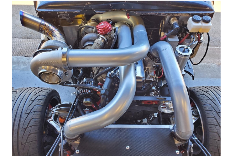 Litespeed Racing đã cung cấp bộ la-zăng GT10 mới và chúng thực sự ấn tượng, nhẹ hơn 1,8 kg mỗi la-zăng so với thiết lập trước đây của Birdsall. Chưa hết, chúng không chỉ nhẹ hơn mà còn cứng cáp hơn. Giảm bớt trọng lượng đã có ảnh hưởng đáng kể lên khả năng xử lý, phanh, gia tốc, và thậm chí chỉ số tiêu thụ nhiên liệu. Tuy nhiên, với một hệ thống động cơ tăng áp Cummins sản sinh tới 1.400 mã lực, tiết kiệm thêm chút nhiên liệu chắc hẳn không phải vấn đề ưu tiên của Birdsall.